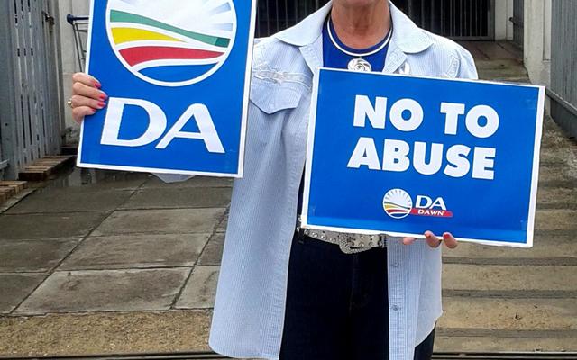 Overstrandse Uitvoerende Burgemeester, Raadsvrou Nicolette Botha-Guthrie tydens die DA se protesaksie teen geweld teen vroue en kinders